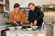 Spitzenkoch Björn Freitag (r) macht hier einen „Mörserjob“ in Enrica Monzanis kleiner Küche in Genua. Pesto Genovese ist harte Arbeit.