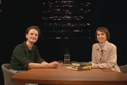 Franziska Schutzbach (li.) zu Gast bei Moderatorin Barbara Bleisch