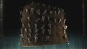 Dieser Filzhut ist etwa 20 Zentimeter hoch, 17 Zentimeter breit und mit zahlreichen menschlichen Zähnen versehen.