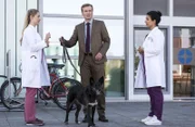 Holger Meyer (Jörg Bundschuh, M.) möchte zu seiner Frau. Er bittet Julia Berger (Mirka Pigulla, l.) und Dr. Leyla Sherbaz (Sanam Afrashteh, r.) auf seine Hündin "Petra" aufzupassen ...