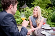Larissa (Vivien Wulf, r.) macht Henry (Elias Reichert, l.) klar, dass sie sich mehr mit ihm vorstellen könnte.