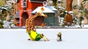 Bruno (li.) ist beim Eislaufen hingefallen und kommt nicht mehr auf die Beine. Pinguinmädchen Anni (re.) redet ihm gut zu.