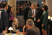 Während Ted und Marshall auf einem Konzert Drogen konsumieren und dadurch völlig daneben sind, befinden sich Barney (Neil Patrick Harris, 2.v.r.) und Robin (Cobie Smulders, r.) in einer unangenehmen Situation, da sie vor Nora (Nazanin Boniadi, 2.v.l.) und Kevin (Kal Penn, l.) etwas geheim halten ...