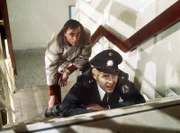 Kressin (Sieghardt Rupp) verfolgt den Killer Charlie Umlaut ( Eric P. Caspar), der sich mit einer Polizeiunform getarnt hat.