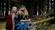 Gudrun und Frida beobachten die kleinen Baummarder, die durch die Bäume tollen.