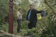 Tipene (Maaka Pohatu, r,) ist sauer auf die Touristen, die seinen medizinischen Kräutergarten verwüstet haben. Er verlangt vom Bürgermeister Kenny (Jonny Brugh), dass der etwas gegen die Touristen unternimmt und die Natur schützt.