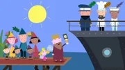 Holly ist dabei, als ihr Vater ein Schiff tauft.
