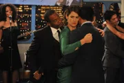Durch ein Lied von King Charlie (Jerry Minor, l.), bekommt Robin (Cobie Smulders, r.) ein schlechtes Gewissen gegenüber Kevin (Kal Penn, r.) ...