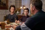 (v.l.n.r.) Georgie Cooper (Montana Jordan); Sheldon Cooper (Iain Armitage); George Cooper sen. (Lance Barber)