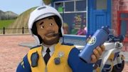 Polizist Malcolm ist neu in Pontypandy. Ab sofort unterstützt er die Feuerwehrleute wo immer er kann.