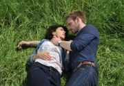 ARD STURM DER LIEBE FOLGE 1852, Leonard (Christian Feist, r.) und Pauline (Liza Tzschirner, l.) nähern sich an.