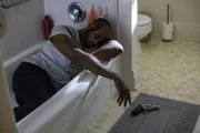 Bruce Anderson liegt mit einer Schusswunde im Kopf tot in einer Badewanne.