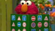 Interessiert sich für Verkehrsschilder: Elmo