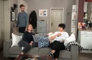 Ellen (Yan Huang, r.) fällt aus allen Wolken, als Sara (Antonia Jungwirth, 2.v.l.) ihr klar macht, dass Simon (Thore Lüthje, l.) in sie verliebt ist.