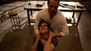 Isaac (Daniel Sharman, vorne) versucht mit Peters (Ian Bohen) Hilfe seine Erinnerung wiederzuerlangen.