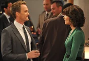 Während Ted und Marshall auf einem Konzert Drogen konsumieren und dadurch völlig daneben sind, müssen Barney (Neil Patrick Harris, l.) und Robin (Cobie Smulders, r.) eine Entscheidung treffen, die ihre gemeinsame Zukunft beeinflussen wird ...