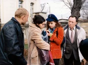Noch bevor Ehrlicher (Peter Sodann, re) und Kain (Bernd Michael Lade, li) in ihrem Fall weiterkommen, wird schon die nächste Leiche gefunden - Erich Kleist, Mitglied der COBRAS und Karins Freund (Kathrin Angerer, 2. v. li). Die beiden Kommissare haben Grund zur Annahme, dass Karin und ihre Freundin Andrea (Julia Brendler, 2. v. re) mehr über die Hintergründe des Verbrechens wissen...