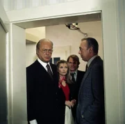 Herr Bubach (Curd Jürgens, l.) ist äusserst verärgert, dass die beiden Inspektoren Derrick (Horst Tappert, r.) und Harry Klein (Fritz Wepper, 2.v.r.) ausgerechnet ihm Fragen nach den verschwundenen Frauen stellen. Susanne Uhlen 2.v.l.