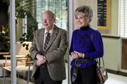 Dr. Sturgis (Wallace Shawn, l.); Meemaw (Annie Potts, r.)