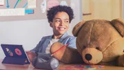 Karl (Lance Gernot Simon) kommt mit einem besonderen Banknachbarn in den Unterricht.