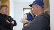 Nach seiner Nachtschicht im Sicherheitsdienst schaut Jonas (li.) bei Kumpel Michael vorbei.