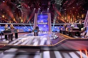 Moderator Jörg Pilawa (M.) mit den Kandidatinnen des Teams „Musik“: Der Sängerin Johanna Mross (l.) und ihrer Mutter, der Musikerin Stefanie Hertel (2.v.l.), sowie dem Rateteam Marie-Lousie Finck (3.v.r.), Eckard Freise (2.v.r.) und Thorsten Zirkel (r.).