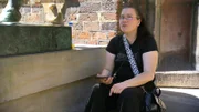 Sabrina (40) ist auf Wohnungssuche in Bremen. Sie sieht sich gleichzeitig mit finanziellen Schwierigkeiten konfrontiert, die durch eine fehlende SCHUFA-Auskunft weiter verschärft werden.; Sabrina (40) ist auf Wohnungssuche in Bremen. Sie sieht sich gleichzeitig mit finanziellen Schwierigkeiten konfrontiert, die durch eine fehlende SCHUFA-Auskunft weiter verschärft werden.