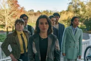 Von links: Stella (Harriet Walton), Caleb (Joshua Tan), Issie (Macey Chipping), Natascha (Antonia Robinson), Dan (Max Crean) und Caroline (Jacqueline Joe) wollen Alex Zarkoff, den neu zugezogenen Milliardär aus Kalifornien, bitten, Geld in Toms Reitstall zu investieren. Denn Tom hat ziemliche Geldprobleme.