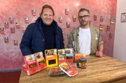 Bei einem Tofuproduzenten zeigt Betriebsleiter Kai Weltermann (r.) Björn Freitag (l.), wie veganes Hack hergestellt wird.