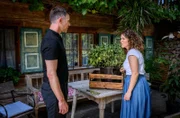 Yannik (Jo Weil, l.) versucht, seinen ersten Eindruck bei Fanny (Johanna Graen, r.) zu korrigieren.