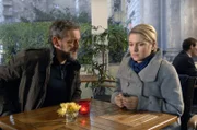 Ingo (Wolfgang Wagner, l.) erklärt Anna (Jeanette Biedermann, r.), weshalb er sich Susanne gegenüber noch nicht zu erkennen gegeben hat.