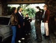 Jonathan (Michael Landon, l.) und Mark (Victor French, 2.v.l.) nehmen Arnie (John Franklin, M.) mit zu ihrem nächsten Arbeitsplatz.