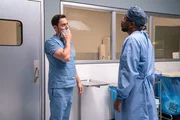 "New Amsterdam", "Zum Angriff!". Trotz seiner Vorbehalte stellt Max den Kriegsveteranen Todd als seinen neuen Assistenten ein. Dr. Reynolds ist besorgt um seine &auml;ltere Patientin Ren&eacute;e, die nach einer OP erneut bei ihm landet. Daher schl&auml;gt Max dem Aufsichtsrat vor, Pflegerinnen zur postoperativen Nachbetreuung einzustellen. Dr. Frome sucht indessen fieberhaft nach der Ursache f&uuml;r einen pl&ouml;tzlichen Ausbruch von &Uuml;belkeit bei seinen Sch&uuml;tzlingen. Ein Bauarbeiter wird mit Herzproblemen eingeliefert. Es stellt sich heraus, dass ein schadhaftes k&uuml;nstliches H&uuml;ftgelenk ihn langsam vergiftet.