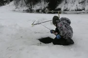Gilbert Rowland beim Eisfischen. (Nationial Geographic/Lynn Millspaugh)