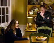 Als bei Captain Gregson (Aidan Quinn, r.) und seiner Frau (Talia Balsam, l.) eingebrochen wird, arbeiten Holmes und Watson fieberhaft daran, den bewaffneten und maskierten Räuber zu finden, bevor der wieder zuschlagen kann ...