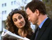 Eine Zeitung bringt die Detectives Taylor (Gary Sinise) und Bonasera (Melina Kanakaredes) auf die richtige Spur.