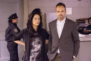 Bei Captain Gregson wurde eingebrochen. Sherlock Holmes (Jonny Lee Miller, r.) und Watson (Lucy Liu, l.) machen sich sofort auf die Suche nach dem Täter ...