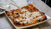 Das Restaurant „Al Amoor Xpress“ macht in Dubai Pizza im ägyptischen Stil namens Fetir.