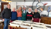 Da haben Björn Freitag (l) und Tamina Kallert (3.v.l.) direkt zweifach einen guten Fang gemacht – Fischer und Restaurantbesitzer Lorenzo Dasso (3.v.r.) und seine Familie freuen sich über den Besuch in Cavi di Lavagna und frischen Fisch. Jetzt wird gekocht!