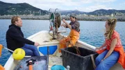 Björn Freitag, Slow-Fischer Lorenzo Dasso und Tamina Kallert freuen sich über den heutigen Fang im Ligurischen Meer bei Lavagna.