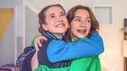Nesrin (Julie Marienfeld, li.) und Annika (Merle Sophie Eismann) wollen unbedingt ein gemeinsames Zimmer im Internat.
