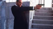Det. Green (Jesse L. Martin) zieht seine Waffe.