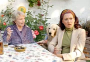 Von Tante Charlotte (Karin Anselm, li.) erfährt Joy (Berrit Arnold) von Ninas neuer Liebe.