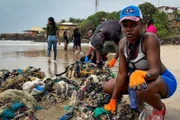 Iveth Stunner beim Beach Clean-Up