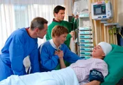 ARD/MDR FAMILIE DR. KLEIST IV. STAFFEL FOLGE 46, "Hoffen und Bangen", am Mittwoch um 10:45 Uhr im ERSTEN. Julian Markwart (Benjamin Trinks, liegend), der Sohn von Maria (Claudia Schmutzler, M.) und Stefan Markwart (Tim Wilde, l.) hatte einen schweren Motoradunfall. Dr. Kleist (Francis Fulton Smith, hinten) übernimmt die medizinische Versorgung im Krankenhaus.