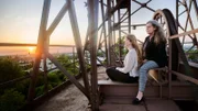 Gute Aussicht: Elke Schuhmacher (r) und ihre Tochter Meike wohnen auf dem Gelände der früheren Zeche Consolidation.