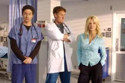 Pharmazeutin Julie Keaton (Heather Locklear, r.) sorgt für einigen Wirbel zwischen Dr. Cox (John C. McGinley, M.) und J.D. (Zach Braff, l.) ...