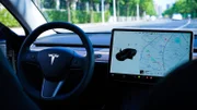 Beim autonomen Fahren übernimmt ein Autopilot im Fahrzeug das Steuer und trifft selbständig Entscheidungen im Straßenverkehr.