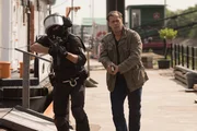 Finn (Sven Martinek) folgt zusammen mit einem SEK-Beamten dem Tatverdächtigen.