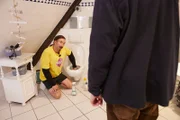 Harald (Torge Oelrich) reinigt die Toilette, während Malte nach einem väterlichen Rat sucht.